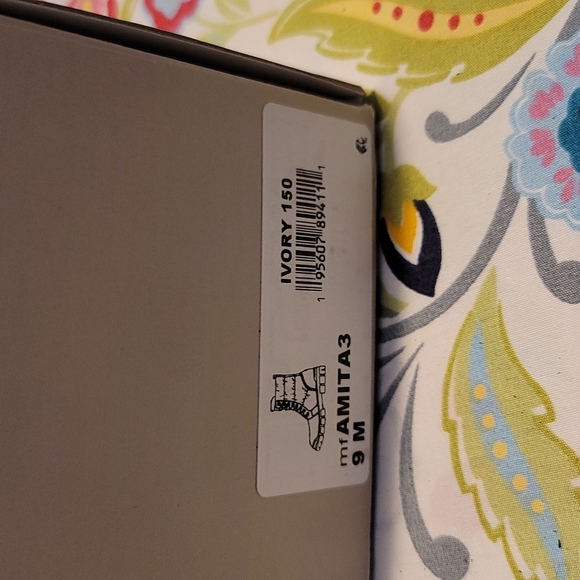 MARC FISHER Amita Lace-Up Ivory White Lug Boot - Picture 7 of 7